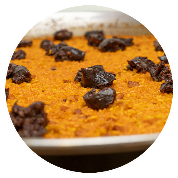 Arroz al horno con morcilla valenciana en paellera.