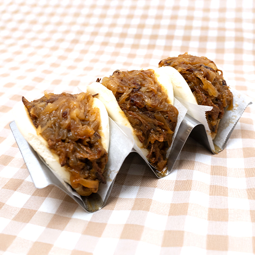 Pan Bao pulled pork y cebolla caramelizada. Miss Croquette, plato artesanal.